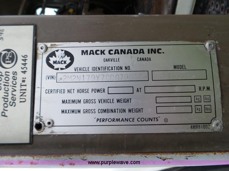 image for item L5040 1982 Mack R686ST truck cab and chassis