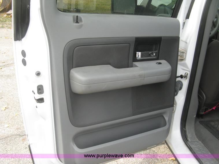 image for item L6424 2004 Ford F150 XLT SuperCrew pickup truck