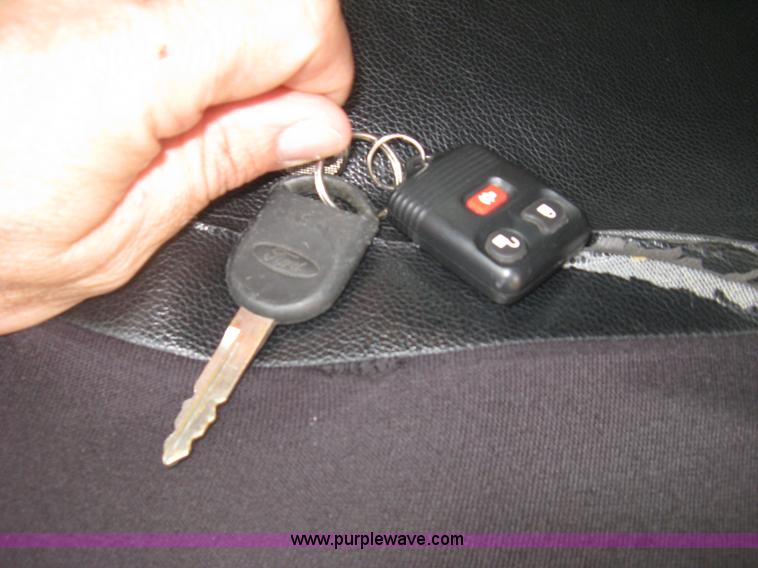 image for item L6424 2004 Ford F150 XLT SuperCrew pickup truck