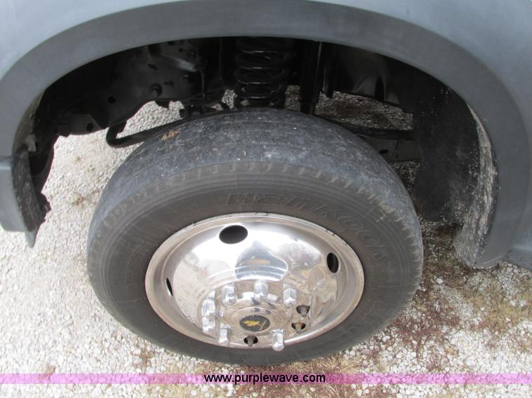 image for item N9328 2008 Ford F550 Crew Cab flatbed pickup truck