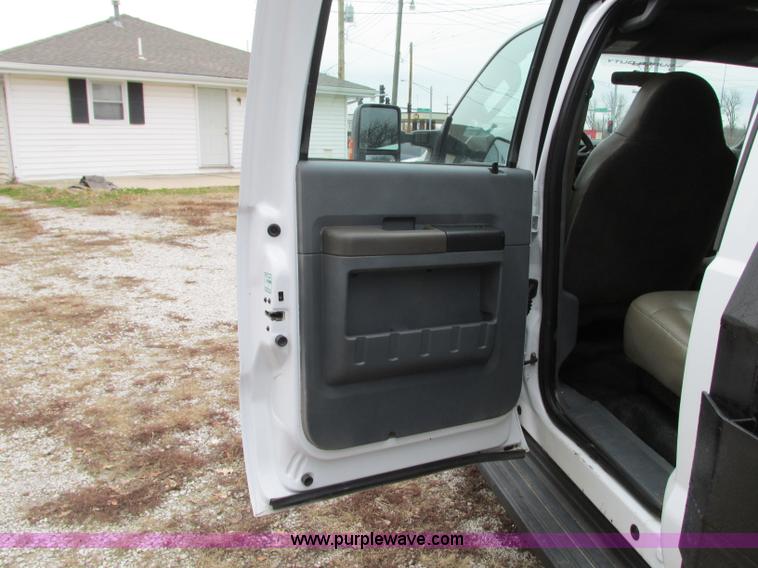 image for item N9328 2008 Ford F550 Crew Cab flatbed pickup truck