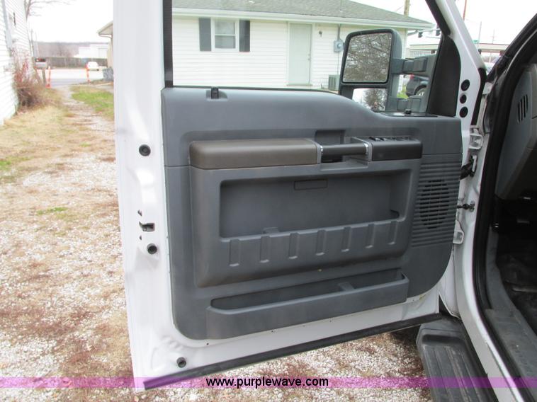 image for item N9328 2008 Ford F550 Crew Cab flatbed pickup truck