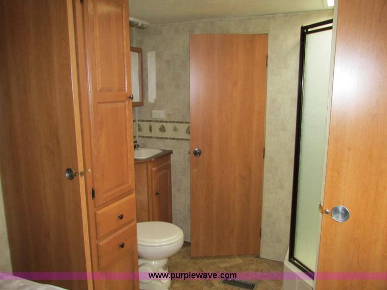 image for item N9338 2009 Keystone VR1323FKS camper