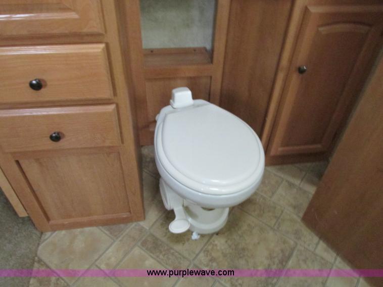 image for item N9338 2009 Keystone VR1323FKS camper