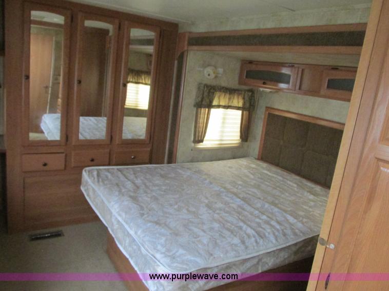 image for item N9338 2009 Keystone VR1323FKS camper