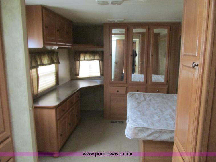 image for item N9338 2009 Keystone VR1323FKS camper