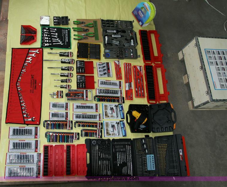 image for item E1287 (820) piece impact and tool kit