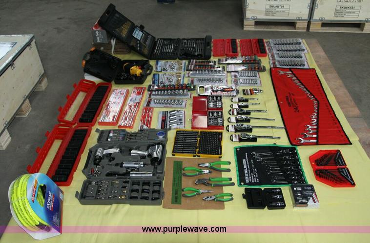 image for item E1287 (820) piece impact and tool kit