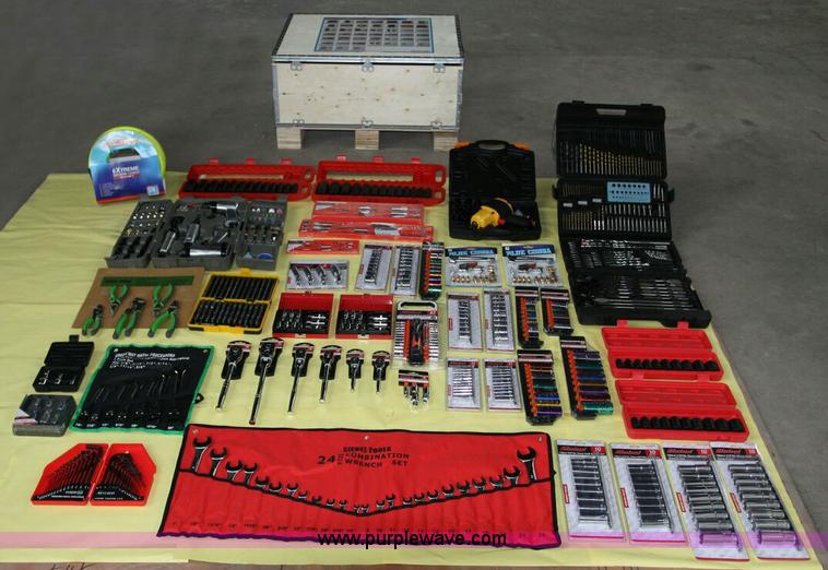 image for item E1287 (820) piece impact and tool kit