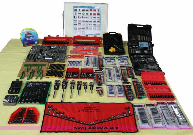 image for item E1287 (820) piece impact and tool kit