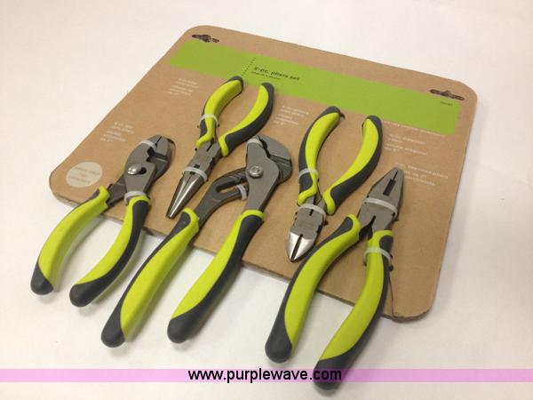 image for item E1287 (820) piece impact and tool kit