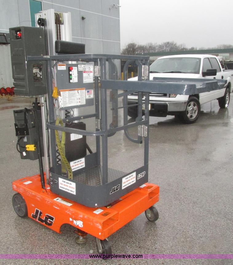 image for item J8775 2008 JLG 12SP vertical lift