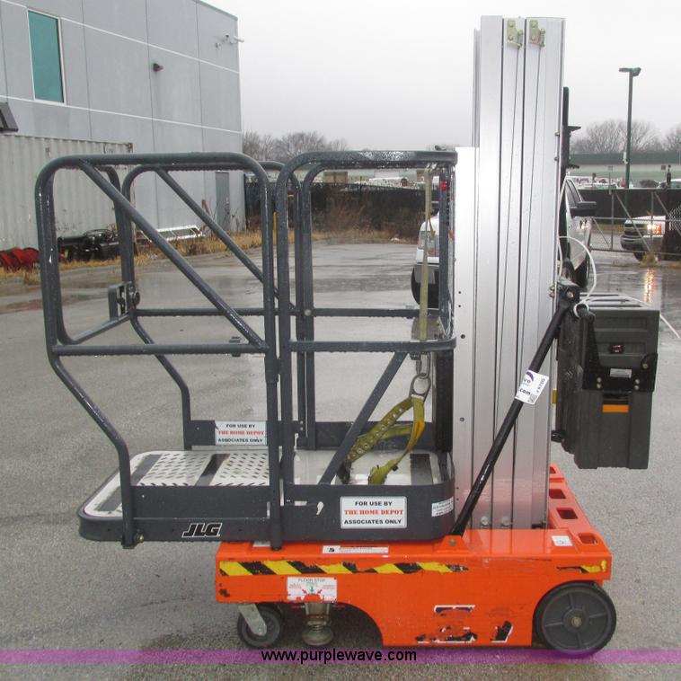 image for item J8780 2006 JLG 12SP vertical lift