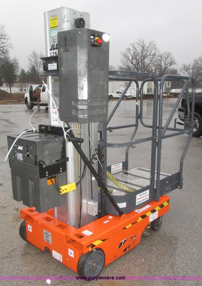 image for item J8780 2006 JLG 12SP vertical lift