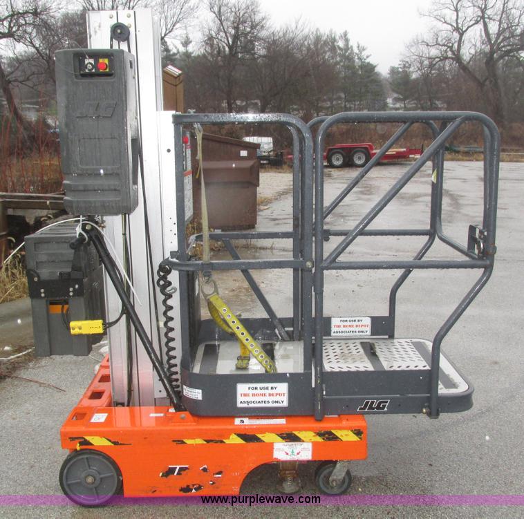 image for item J8780 2006 JLG 12SP vertical lift
