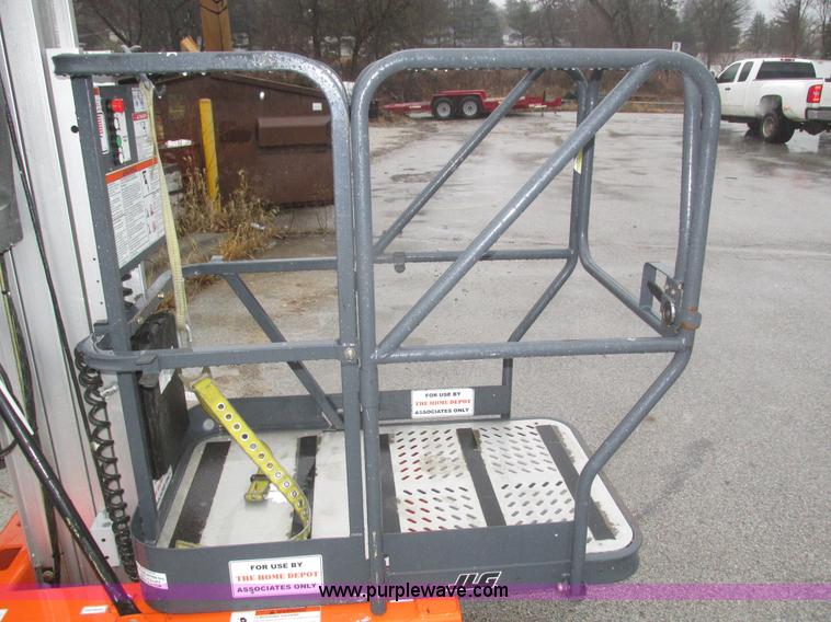 image for item J8780 2006 JLG 12SP vertical lift