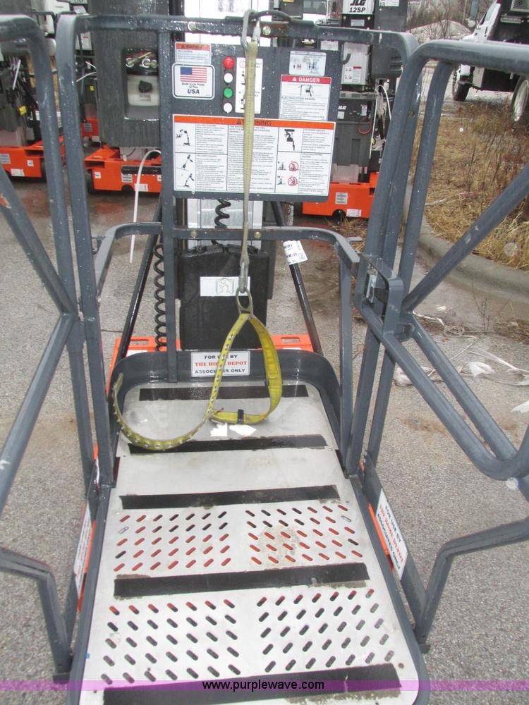 image for item J8780 2006 JLG 12SP vertical lift