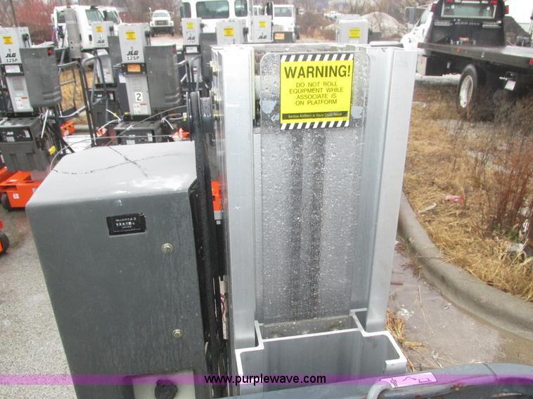 image for item J8780 2006 JLG 12SP vertical lift