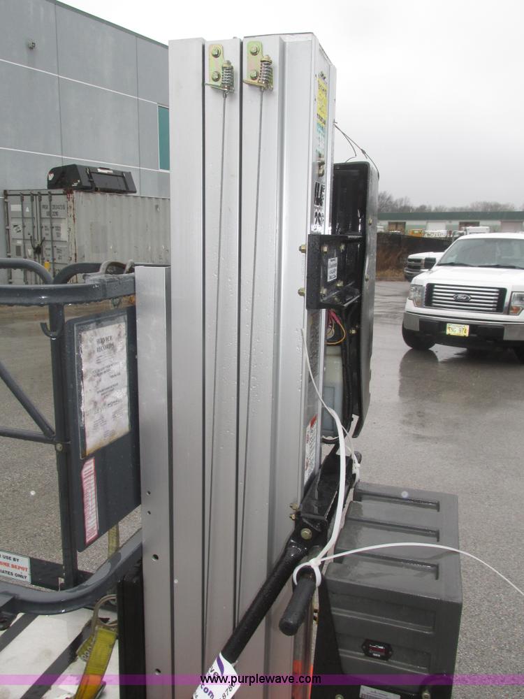 image for item J8780 2006 JLG 12SP vertical lift