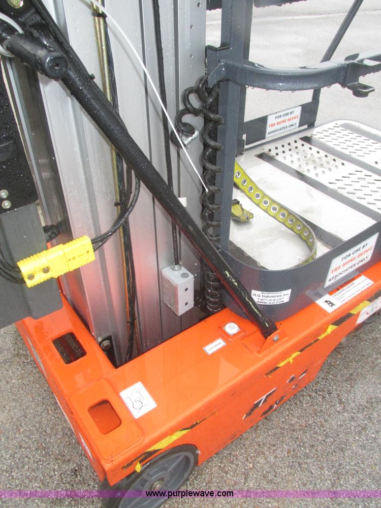 image for item J8780 2006 JLG 12SP vertical lift