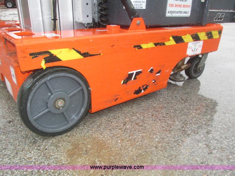 image for item J8780 2006 JLG 12SP vertical lift