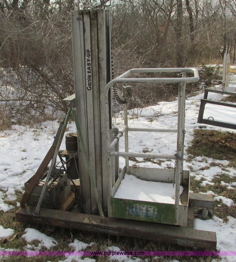 image for item N9342 Genie EU-19PDC Easy Up man lift