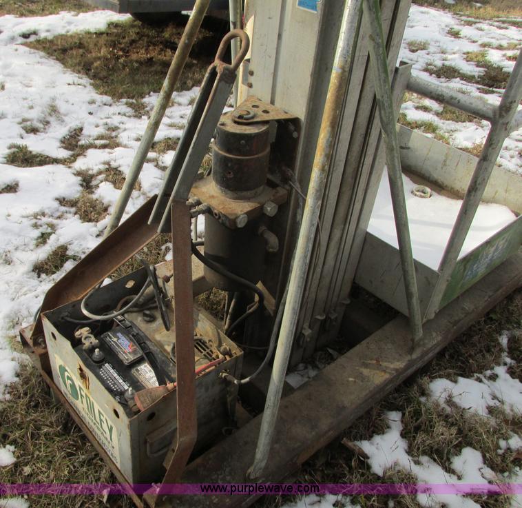 image for item N9342 Genie EU-19PDC Easy Up man lift