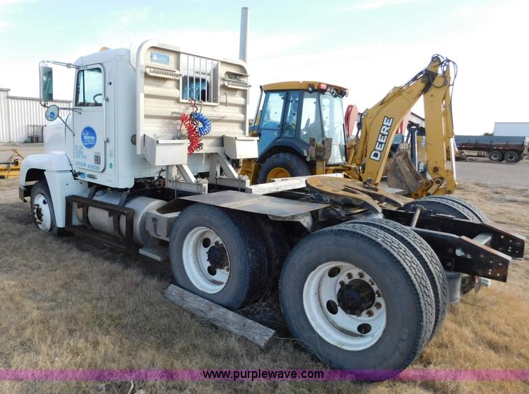 image for item AW9328 1999 Freightliner FLD semi truck