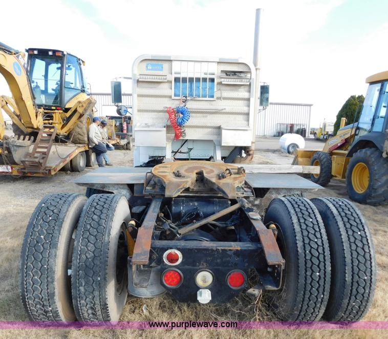 image for item AW9328 1999 Freightliner FLD semi truck