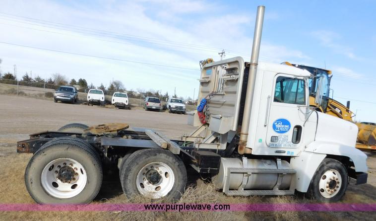 image for item AW9328 1999 Freightliner FLD semi truck