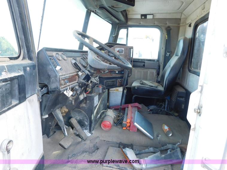 image for item AW9328 1999 Freightliner FLD semi truck