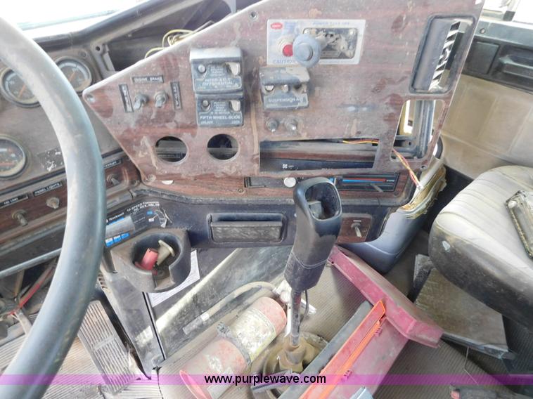 image for item AW9328 1999 Freightliner FLD semi truck