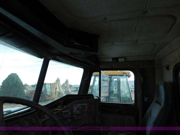 image for item AW9328 1999 Freightliner FLD semi truck
