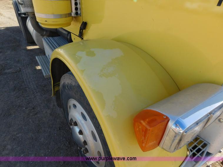 image for item AW9329 1996 Peterbilt 379 glider kit semi truck