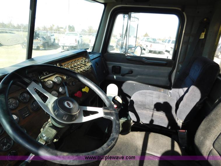 image for item AW9329 1996 Peterbilt 379 glider kit semi truck