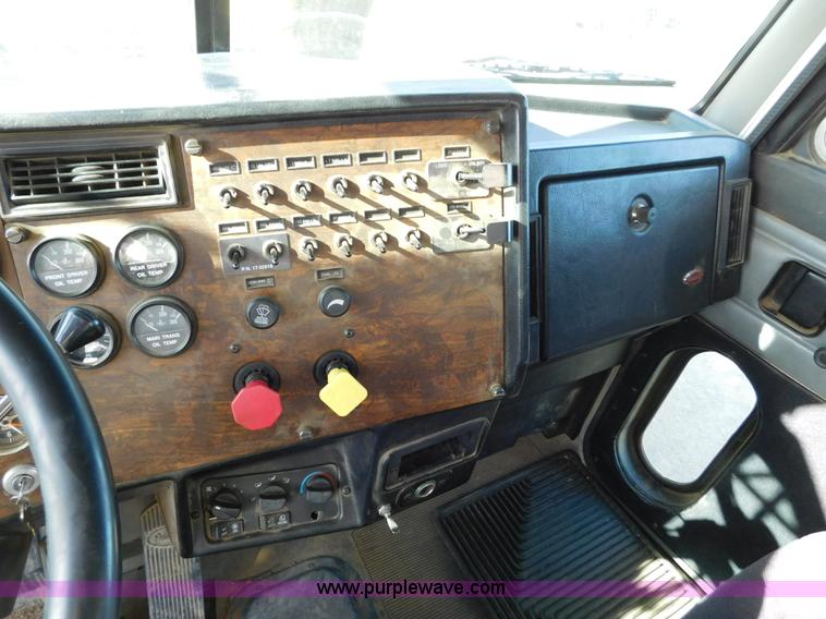 image for item AW9329 1996 Peterbilt 379 glider kit semi truck