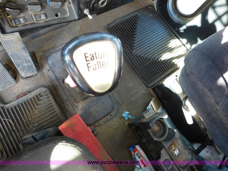 image for item AW9329 1996 Peterbilt 379 glider kit semi truck