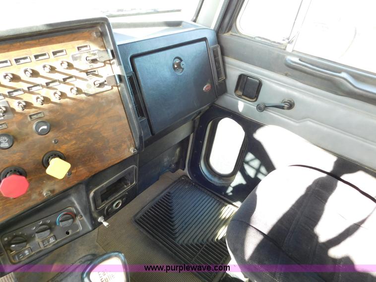 image for item AW9329 1996 Peterbilt 379 glider kit semi truck