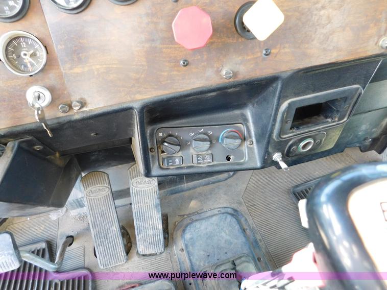 image for item AW9329 1996 Peterbilt 379 glider kit semi truck