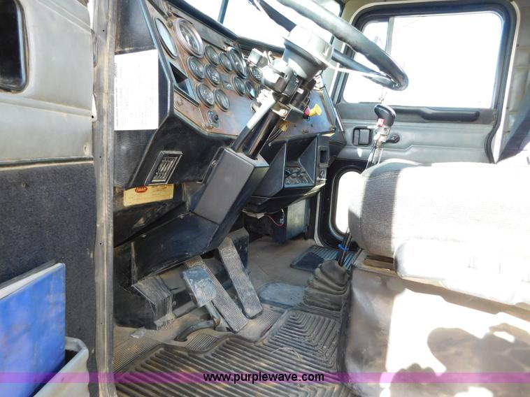 image for item AW9329 1996 Peterbilt 379 glider kit semi truck