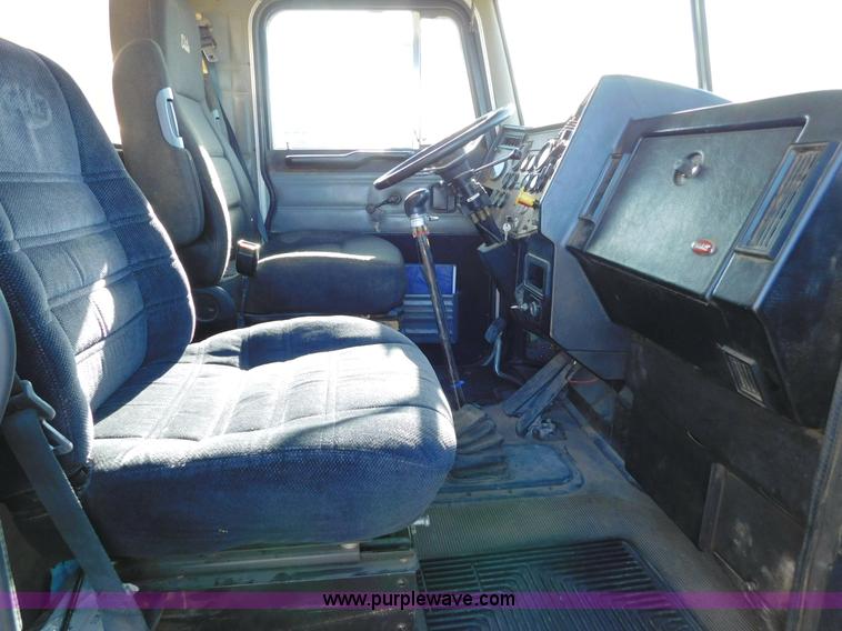 image for item AW9329 1996 Peterbilt 379 glider kit semi truck