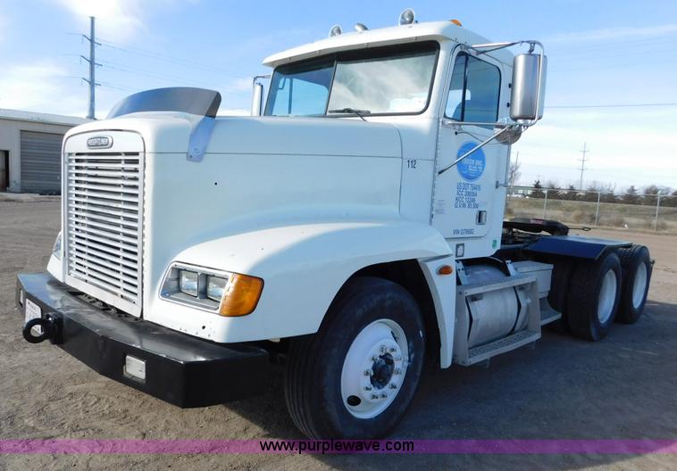 image for item AW9330 2000 Freightliner FLD120 semi truck