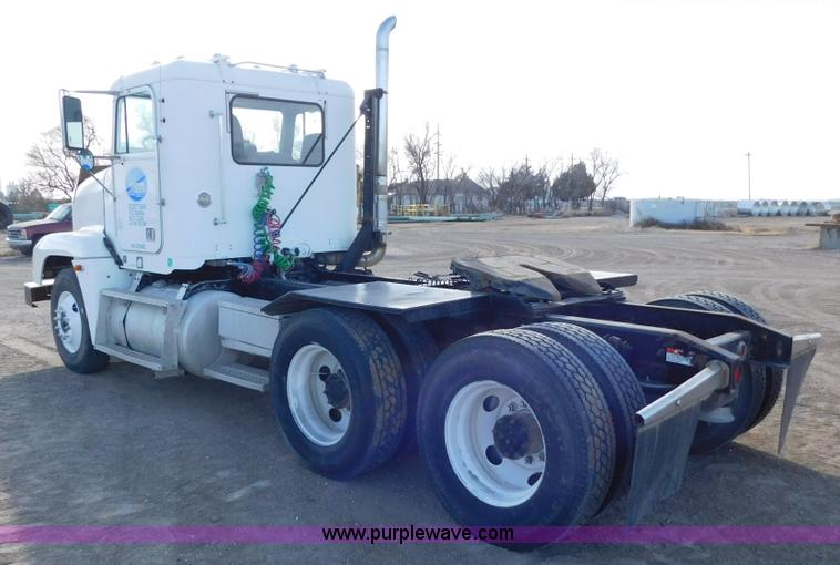 image for item AW9330 2000 Freightliner FLD120 semi truck
