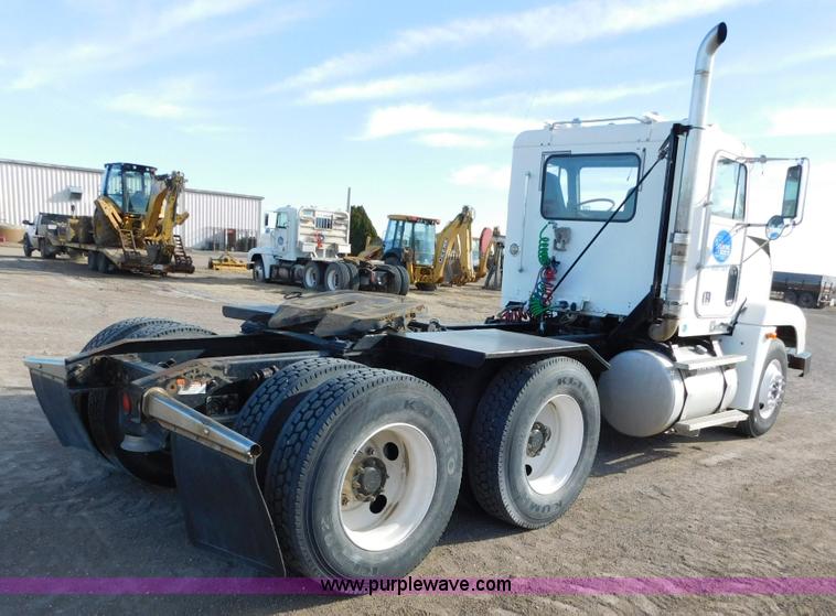 image for item AW9330 2000 Freightliner FLD120 semi truck