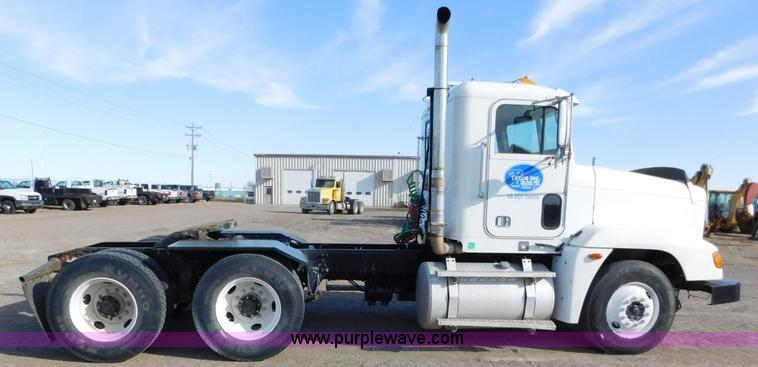 image for item AW9330 2000 Freightliner FLD120 semi truck