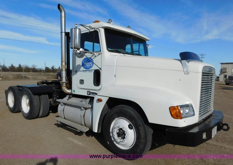 image for item AW9330 2000 Freightliner FLD120 semi truck