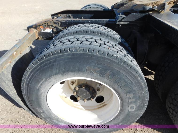 image for item AW9330 2000 Freightliner FLD120 semi truck