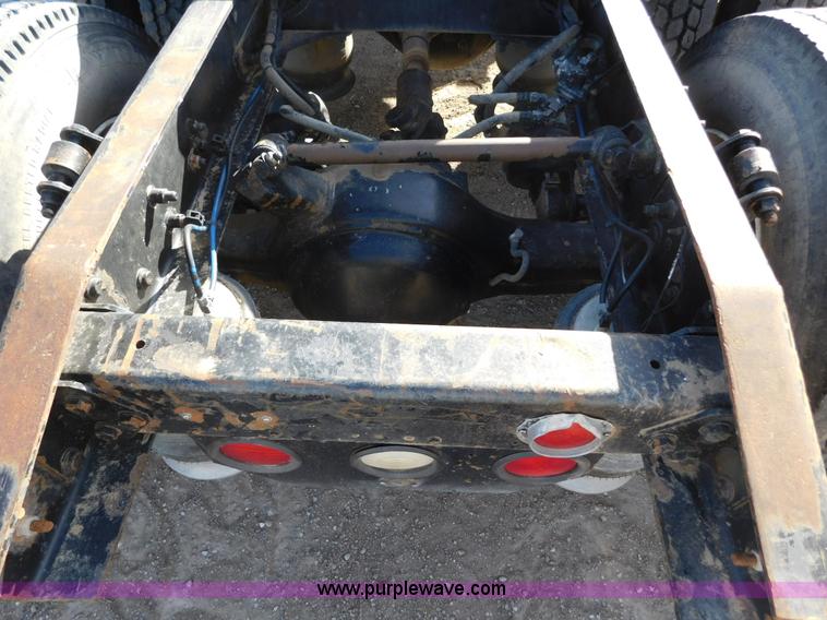 image for item AW9330 2000 Freightliner FLD120 semi truck