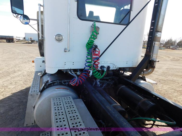 image for item AW9330 2000 Freightliner FLD120 semi truck