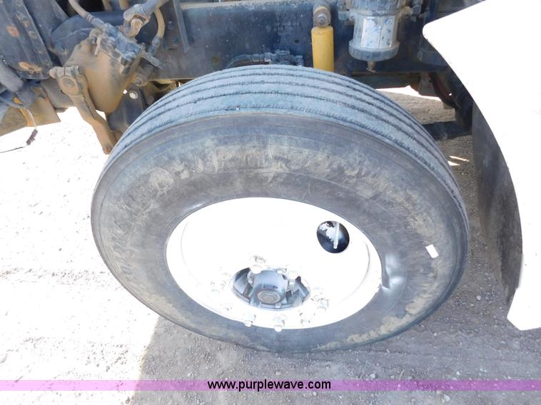 image for item AW9330 2000 Freightliner FLD120 semi truck